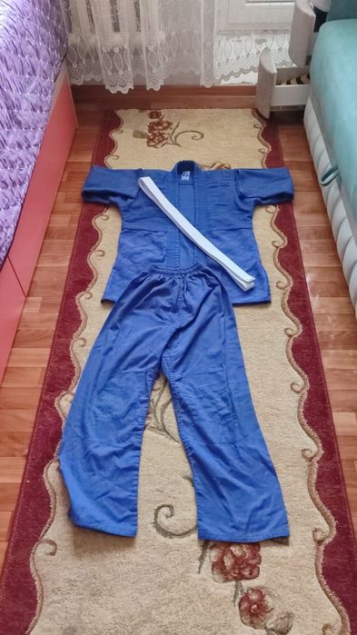 Продам кимоно на 10-15 лет