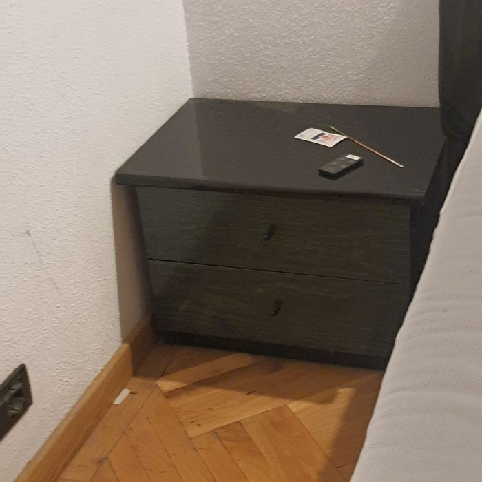 Mobila de dormitor, pat cu saltea,  noptiere si comoda cu 4 sertare.