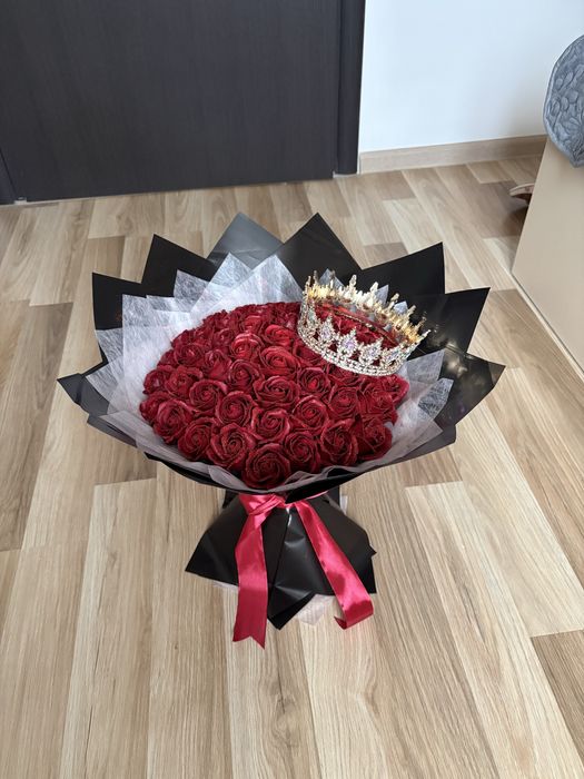 Buchet 51 de trandafiri sapun plus coroana si scipici