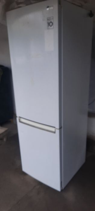 Почти новый холодильник