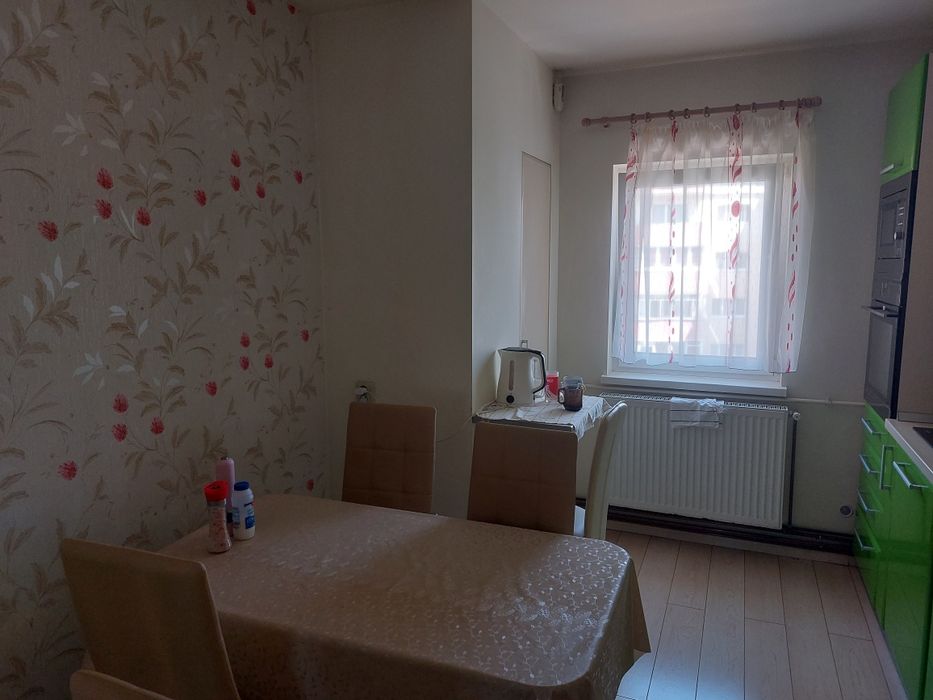 Vând apartament cu 4 camere în Plopilor