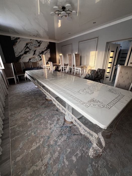 Продается авальный стол