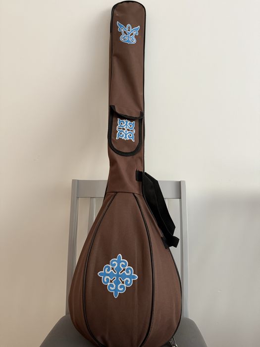 Домбыра сатылады, чехолымен.