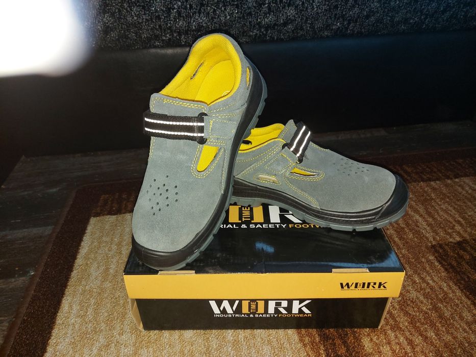 Продавам работни обувки