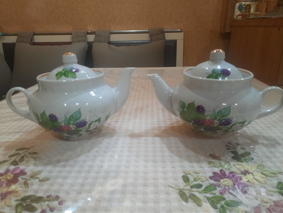 Абсолютно новые, красивые, фарфоровые чайники  "Ежевика", Прокопьевски
