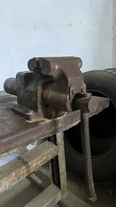 Продам верстак с тисками СССР