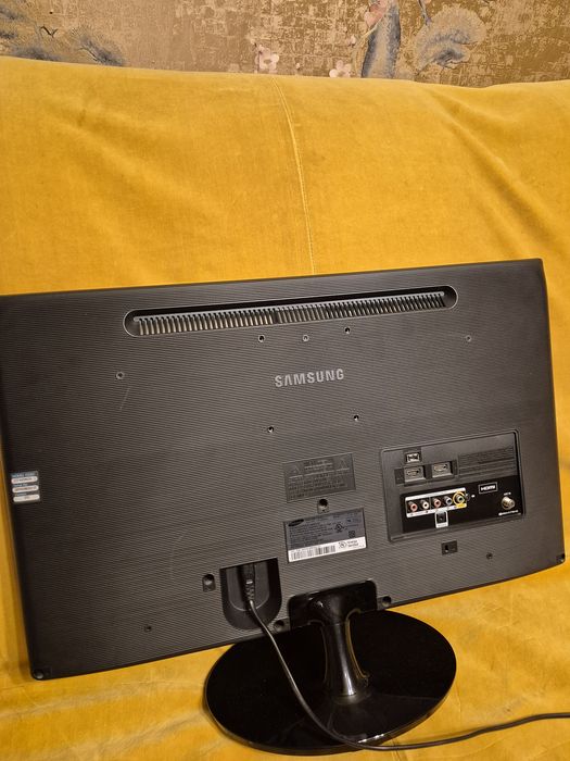 Monitor Tv Samsung impecabil ca nou de 27 de inci .A fost folosit f.putin ca monitor