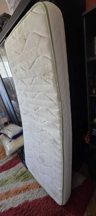 Vând ansamblu pat şi birou IKEA. Bonus: saltea aloe vera, cu memorie. În stare foarte bună. 800 lei