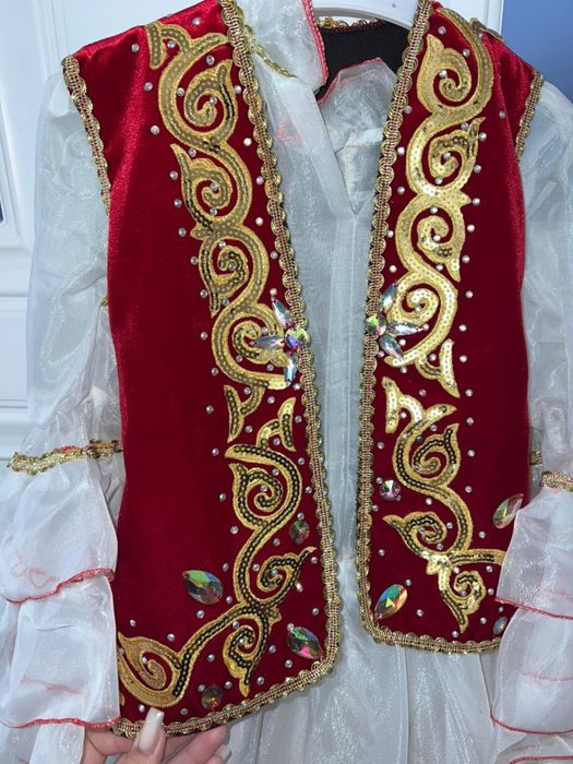 Қазақша көйлек кішкентайларға бір рет киілген