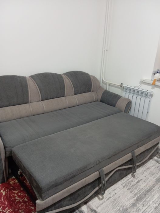 Диван вместе с креслом.