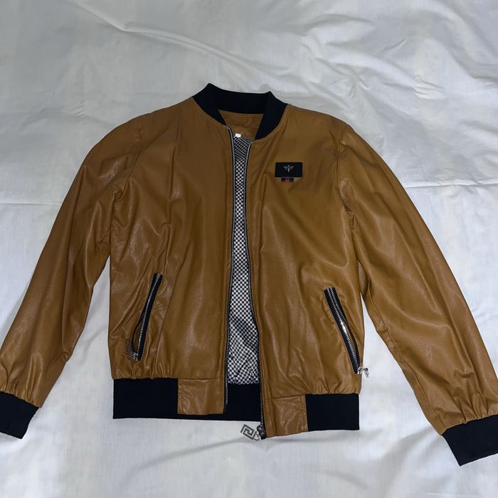 Светло-коричневая ветровка