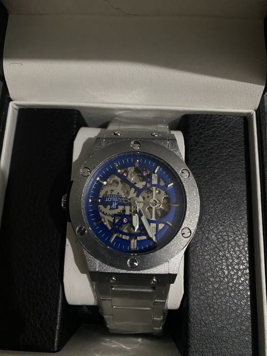 Мужские часы,состояние новое,купил как подарок но не подошли и решил п