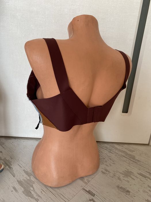 Ръчно изработено бюстие