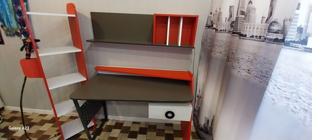 Стол письменный с полками