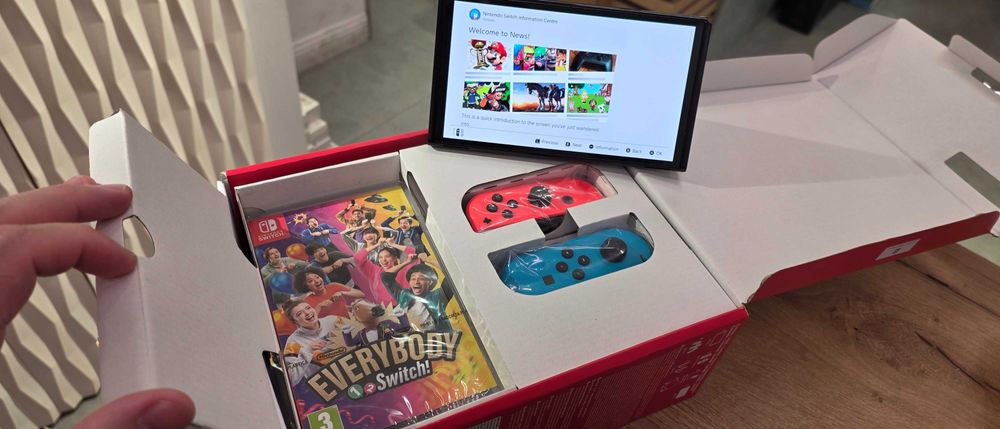 Consola NINTENDO Switch OLED (Neon Red/Blue) + Everybody 1-2-Switch!