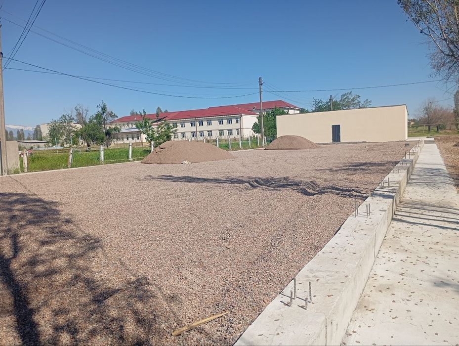 10 сотиг ер сотилади нежилой йул йокасида нурли заминда мактабни олдид