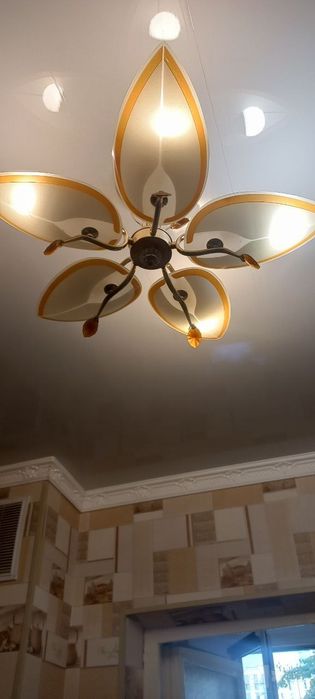 Продаётся люстра 3х и 5ти рожков.