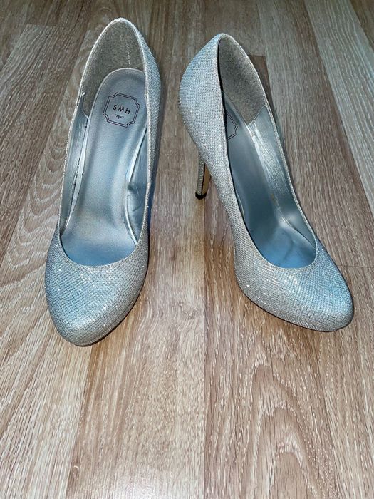 Дамски обувки на висок ток