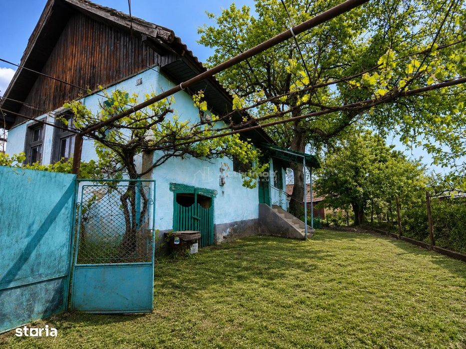 Casa de vanzare cu 2112 mp teren