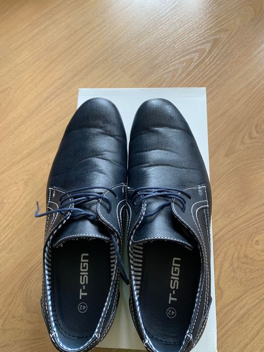 Продавам  мъжки спортно елегантни обувки. Запазени. Номер 42. Цвят син .