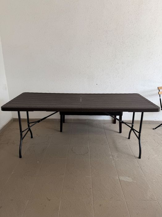 O masă pilabila pentru casa sau gradina
