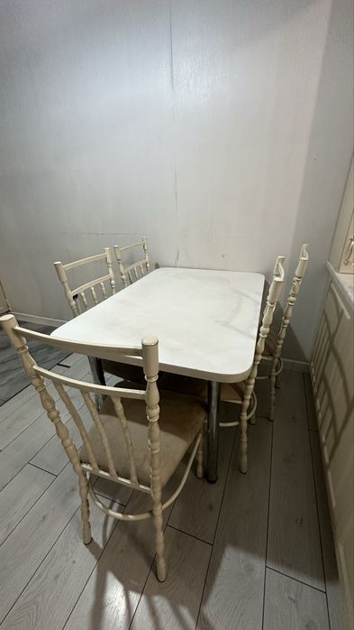 Стол со стульями