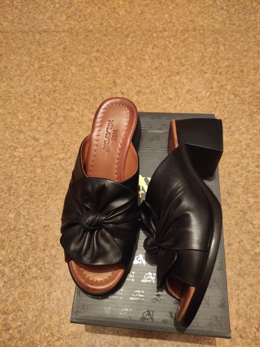 Обувь   продам   один  раз  одела