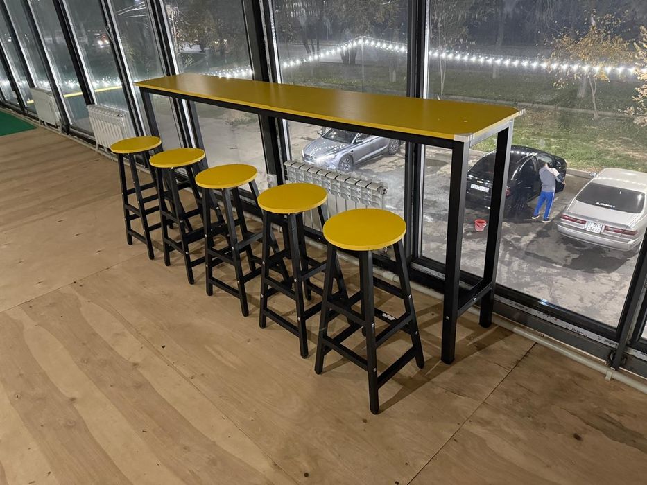 Жёлтые барные стойки с табуретками