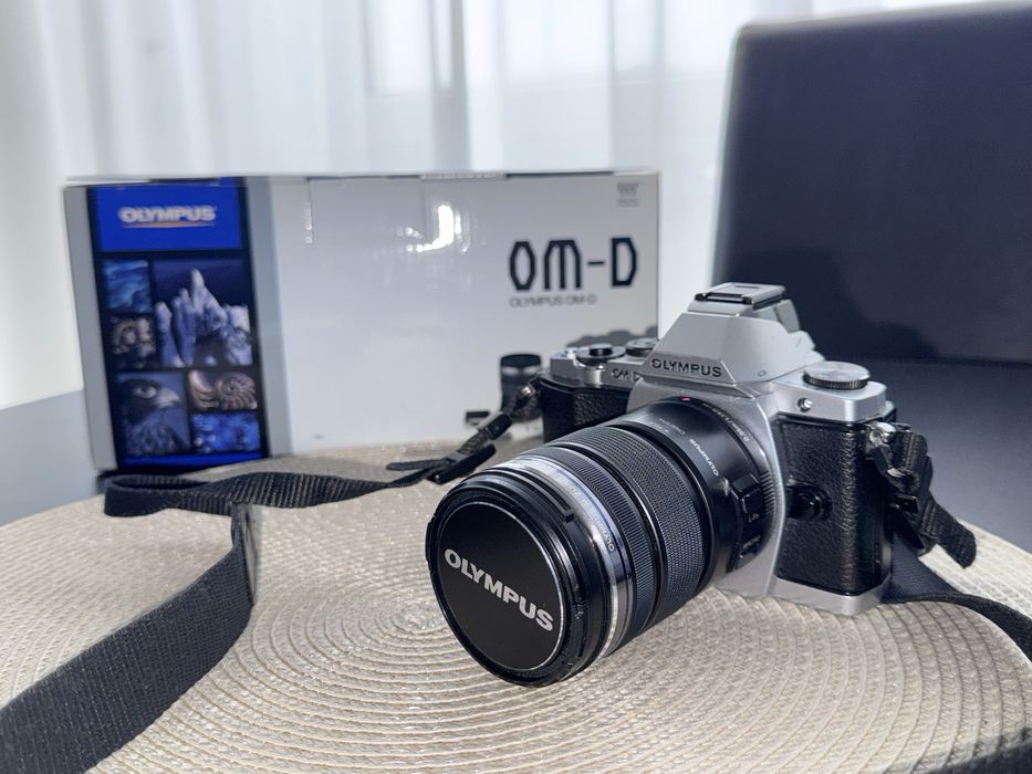 Olympus OM-D E-M5 model 2012 cu obiectiv M.Zuiko Digital ED 12-50mm