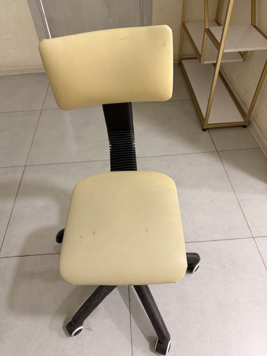 Офисный стул сотилади