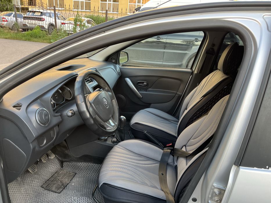 Машина Renault Logan