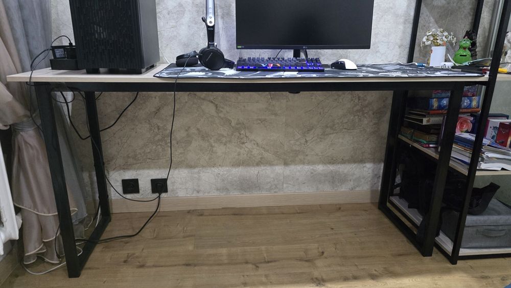 Продам стол вместе с полкой