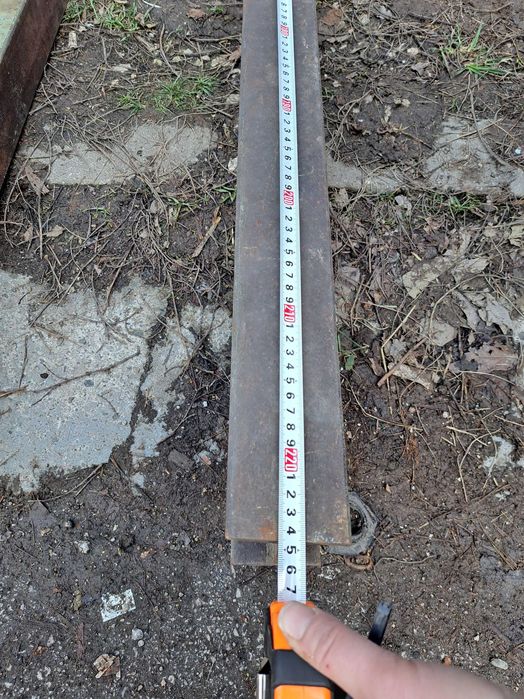 Продавам метални греди тип релса