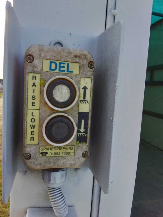 ФУРГОН с Падащ борд за Бус -Камион.. Има хидравличен падащ борд