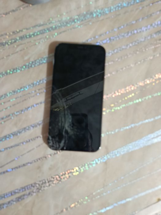 Продавам айфон 12 про