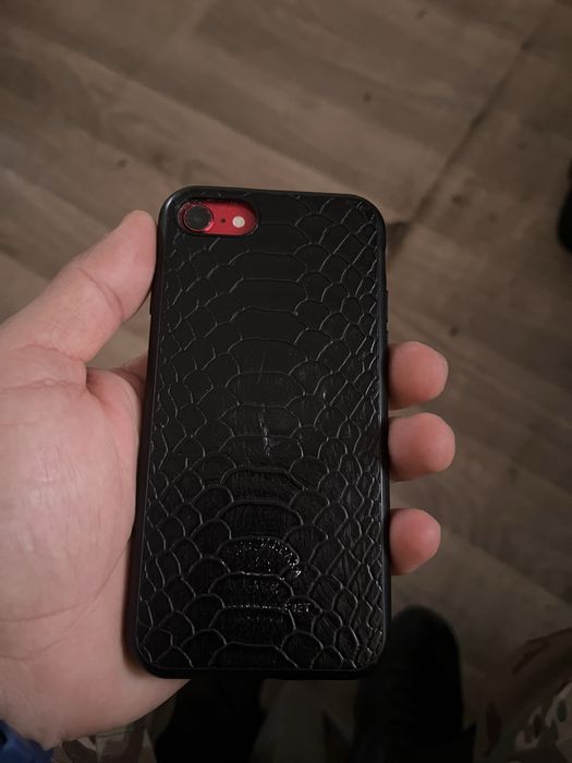 Айфон Се Қызыл тусте