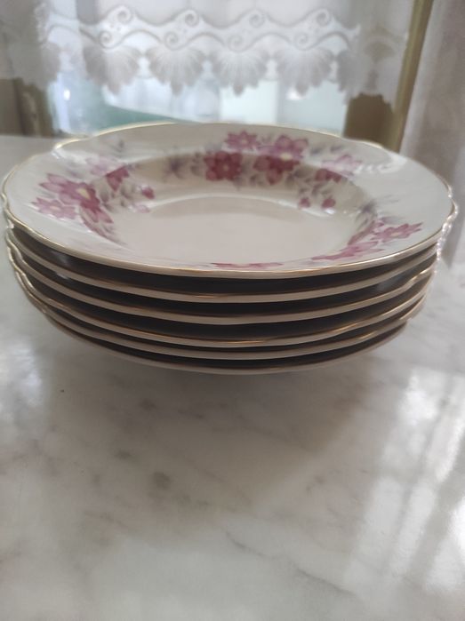 Продам суповые тарелки.