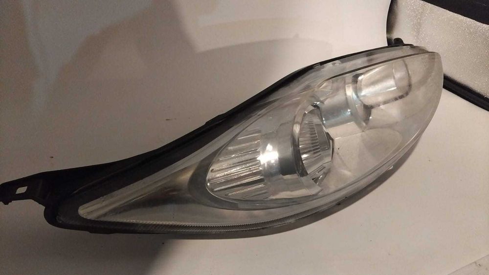 Far stanga-dreapta Ford Fiesta an 2009 cu lupa fara xenon