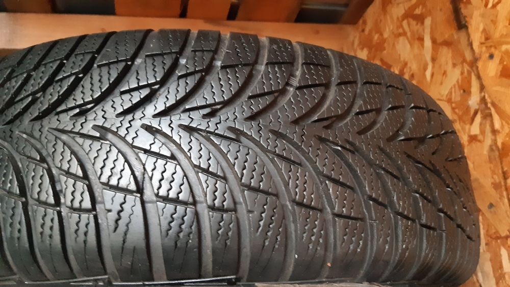 Una anvelopă 195/65r15 iarnă Goodyear preț 140 lei