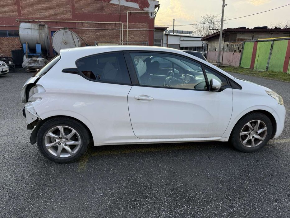 Пежо 208 1.0 VTI 2013г. На части