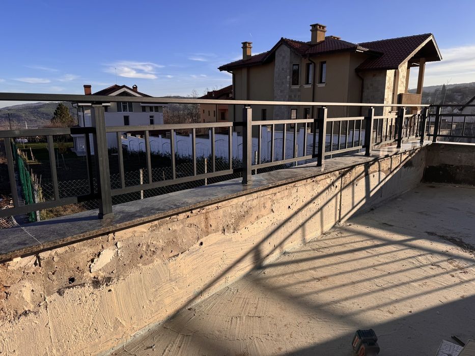 Алуминиеви, стъклени и дървени парапети