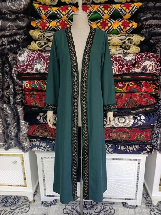 Abaya va oq koʻylak
