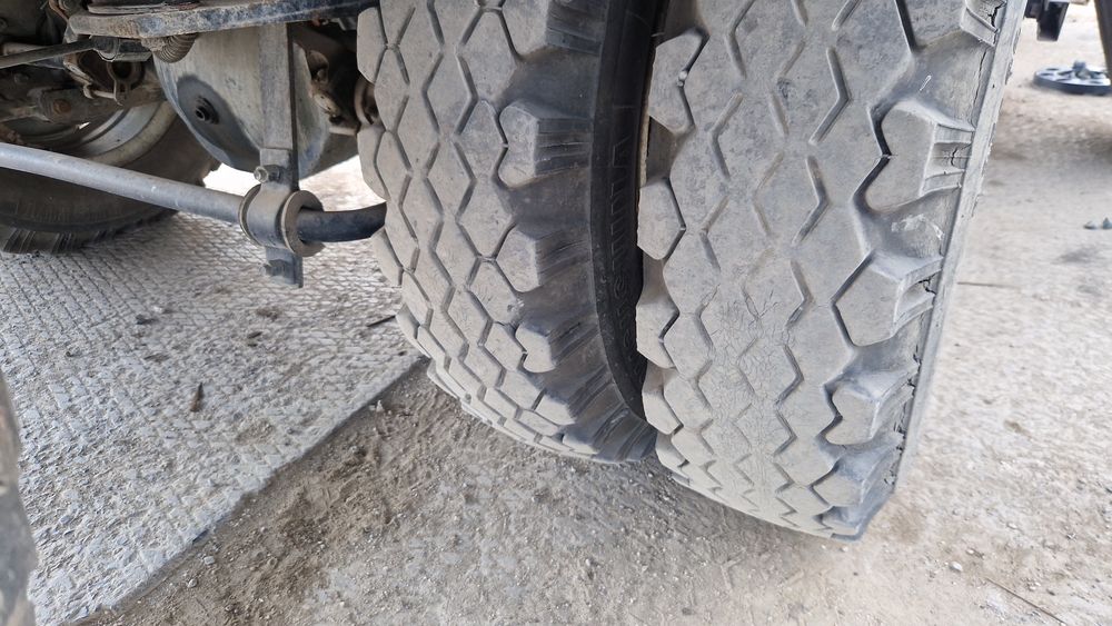 Продам шины 8.25/20R
