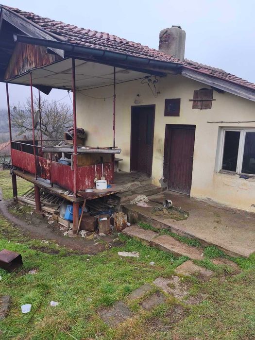 Продава къща в с.Цацаровци