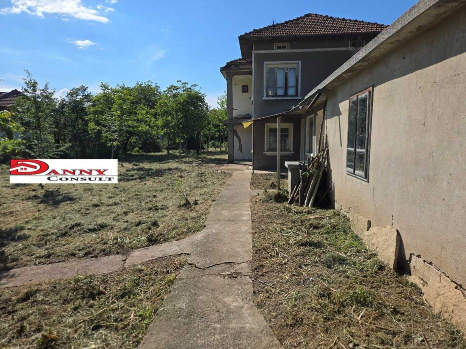 Двуетажна къща с кладенец в с. Водолей - обл. В. Търново
