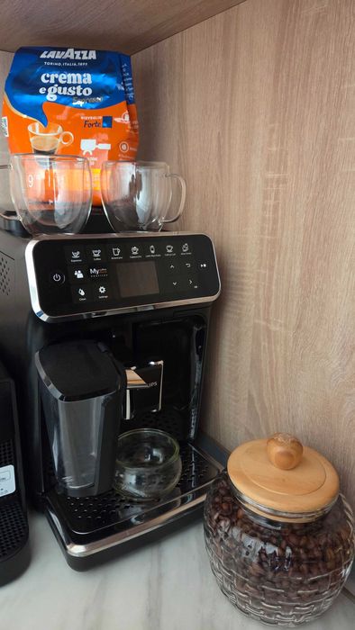Продавам кафе машина Philips EP4349/70, система за мляко LatteGo