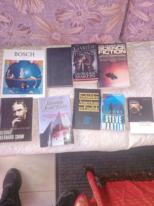 Продават се книги