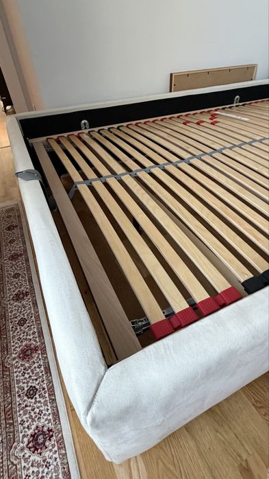 Pat tapițat 140x200 cm + somieră rabatabilă (în stare foarte bună) XXLUTZ