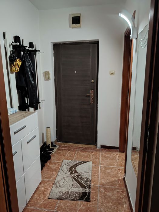 Vând apartament 4 camere parter