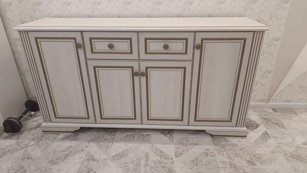 Комод хороший вместительный, добротный.